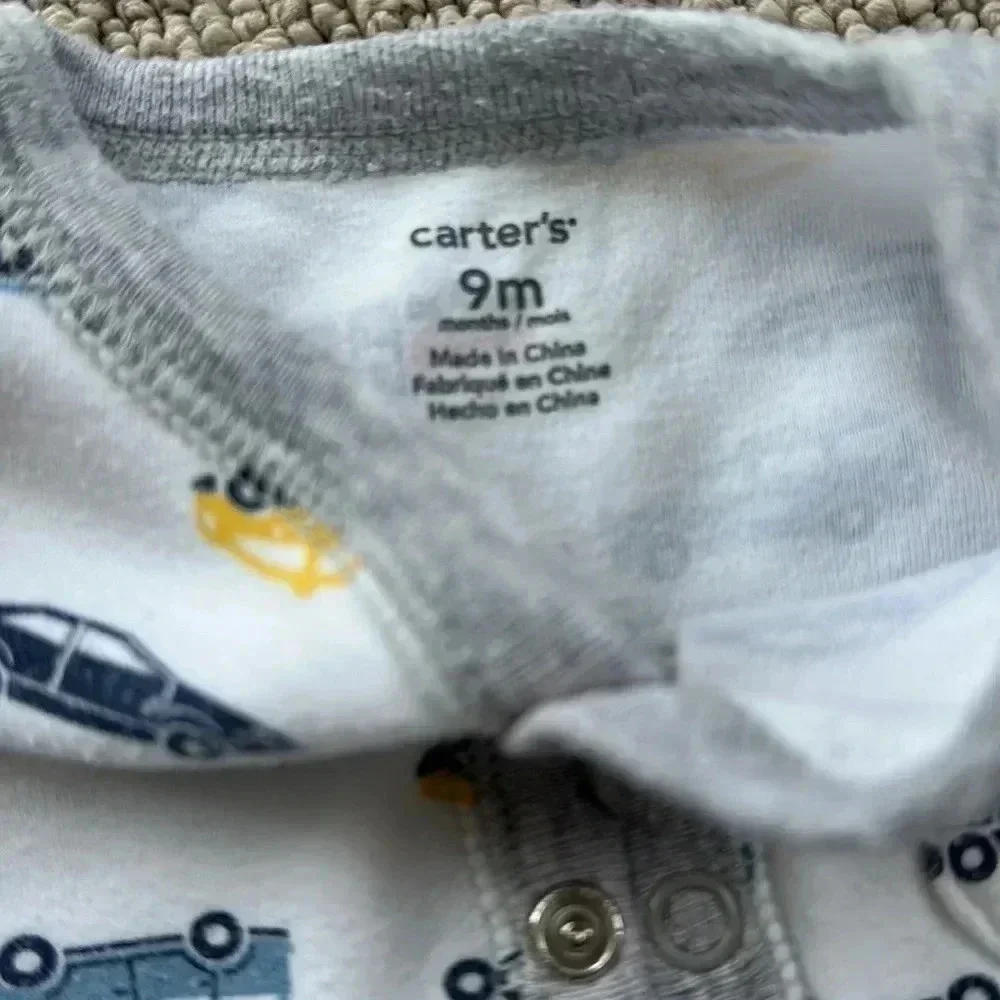 Bundle of 6 pieces of baby clothings size 9 months old bodysuits/footsies